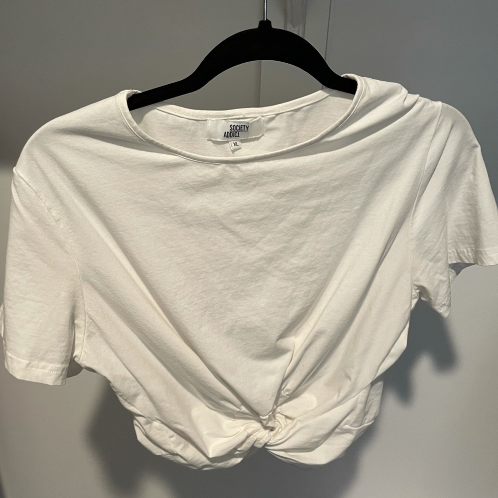 Petal and Pup crop top Tee size AUXL fits like a medium/large